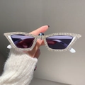 Occhiali da sole bianchi cat-eye con strass e lenti scure tenuti in mano - Montatura Bianca Lenti Grigie Strass Bianchi