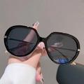 Dettaglio di montature nere oversize e robuste cerniere in metallo per occhiali da sole - Montatura Nera Lente Grigio Nero