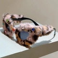 Dettaglio degli occhiali da sole in ecopelliccia leopardata con strass colorati - Pelliccia Leopardata Montatura Nera Lenti Grigie