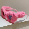 Gros plan des lunettes de soleil en peluche rose avec des strass colorés sur la monture - Peluche Rose Framboise Cadre Rose Verres Gris