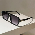 Detail einer schwarzen Pilotenbrille mit goldenen Scharnieren und grauen Verlaufsgläsern - Schwarzer Rahmen Grauer Verlaufsglas