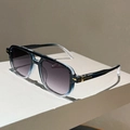Detailansicht der Doppelsteg-Pilotenbrille mit lila Verlaufsgläsern und goldenen Scharnieren - Blau Verlauf Rahmen Grau Verlaufsgläser