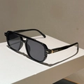 Nahaufnahme der Retro-Doppelsteg-Sonnenbrille mit goldenen Pfeilscharnieren und Rahmen - Schwarzer Rahmen Graue Gläser