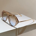 Detail der Pilot-Sonnenbrille mit braunem Rahmen und Verlaufsgläsern auf einem Sockel - Transparent Tee Rahmen Tee-Blau Gläser