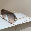 Detail einer Oversize-Pilotenbrille mit Verlaufsgläsern und goldenen Metallakzenten - Grün & Braun Verlauf Rahmen Grau Tee Gläser