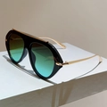 Details einer Oversize-Sonnenbrille mit goldenem Metallsteg und Verlaufsgläsern - Schwarzer Rahmen Graugrüne Gläser
