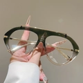 Dettaglio di occhiali oversize con montatura sfumata verde e rosa e barra in metallo oro - Montatura Sfumata da Verde a Tè Lente Chiara