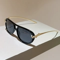 Lunettes de soleil pilote noires avec branches dorées à nœud torsadé sur socle gris - Monture Noire Verres Gris