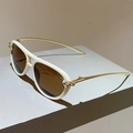 Détail des lunettes pilote avec monture blanche, branches dorées et design torsadé - Monture Blanc Cassé / Verres Thé
