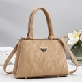 Dettaglio borsa beige a pieghe con logo in metallo e robusti doppi manici - Cachi