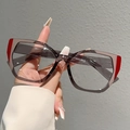 Occhiali anti-luce blu cat-eye in grigio-marrone con dettagli rossi a contrasto - Estremità Rosso Caffè con Centro Grigio Traslucido