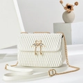 Weiße gesteppte PU-Umhängetasche mit goldenem Schwanenverschluss und Perlenquaste - Off-White Schwanenschloss-Stil