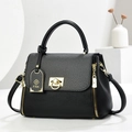 Elegante borsa a mano nera con dettagli dorati e patta in tessuto per donna di classe - Nero