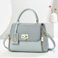 Elegante borsa a mano grigio-azzurra con patta intrecciata e dettagli dorati - Blu