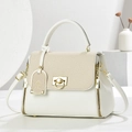 Dettaglio borsa tote bianca e beige con finiture dorate e ciondolo a forma di cuore - Bianco Sporco