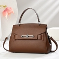 Elegante braune Beuteltasche aus genarbtem Leder mit Griff und silbernem Metallschloss - Kaffeebraun
