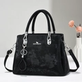 Bolso tote negro texturizado con amuleto de trébol y correa de hombro ajustable - Negro