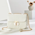 Elegante weiße Stepptasche mit goldener Kette und metallischem T-Verschluss für Damen - Off-White T-Schloss-Stil