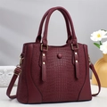 Sac fourre-tout bordeaux élégant avec motif crocodile et détails dorés sur fond minimaliste - Rouge