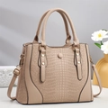 Détails d'un sac cabas beige avec texture crocodile et finitions en métal doré - Khaki