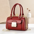 Sac à main élégant en cuir rouge avec fermoir perle et bandoulière chaîne dorée - Bordeaux