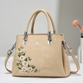 Dettaglio borsa tote in pelle beige con ricamo a margherita e finiture metalliche argentate - Cachi