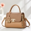 Sac à main élégant en cuir marron avec détails dorés et bandoulière sur fond blanc épuré - Khaki