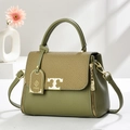 Détails du sac en cuir vert olive avec rabat en tissu texturé et boucles dorées - Vert matcha