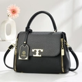 Détail d'un sac à main en cuir noir avec rabat tissé et garnitures métalliques dorées - Noir