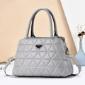 Borsa a mano in pelle trapuntata grigia con logo a triangolo e tracolla staccabile - Grigio
