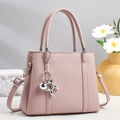 Sac cabas rose texture litchi avec pendentif chien argenté et bandoulière réglable - Rose