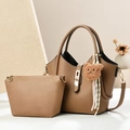 Sac à main marron grainé avec pochette interne, boucle dorée et pendentif ours mignon - Khaki Foncé