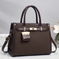 Elegante borsa a mano in tessuto marrone scuro con chiusura dorata e tracolla in pelle - caffè