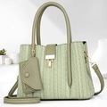 Borsa a mano intrecciata verde matcha con finiture in pelle e astuccio su sfondo semplice - Verde