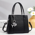 Elegante schwarze Leder-Tragetasche mit G-Muster Prägung und Hundeanhänger - Schwarz