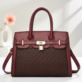 Sac à main élégant en cuir rouge vin avec texture tissée et détail cadenas doré chic - Bordeaux