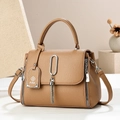 Borsa tote in pelle marrone con fibbia argentata e dettaglio nappa per uso quotidiano - Cachi