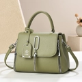 Dettaglio borsa tote in pelle verde salvia con finiture argentate e nappina decorativa - Verde matcha