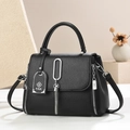 Dettaglio borsa tote in pelle martellata nera con anello argento e nappa decorativa - Nero