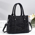 Elegante borsa a mano nera in similpelle con trama marmorizzata e tracolla regolabile - Nero