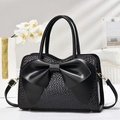 Elegante borsa a mano in pelle intrecciata nera con fiocco grande e dettagli dorati - Nero (Goffratura Intrecciata)