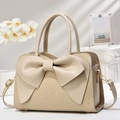 Dettaglio borsa beige con stampa coccodrillo e una grande decorazione a fiocco elegante - Cachi (Goffratura Coccodrillo)