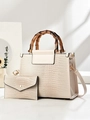Détail d'un ensemble de sacs crème à motif crocodile avec poignée en bambou et métal doré - Khaki