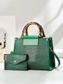 Détail du sac à main vert émeraude gaufré crocodile avec poignées en bambou et portefeuille assorti - Vert