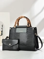 Détail du sac à main noir texture crocodile avec poignées en bambou et pochette assortie - Noir