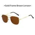 Klassische Pilotenbrille mit goldenem Metallrahmen und Teegläsern auf weißem Hintergrund - Goldener Rahmen Tee Gläser