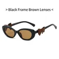 Cat eye zonnebril met zwart montuur, bruine glazen en donkerbruine leren strik als detail - Zwart Frame Thee Lenzen
