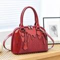 Elegante borsa rossa con texture a goccia liquida e pelle goffrata coccodrillo - Borgogna