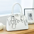 Borsa a mano bianca con design a fusione e trama a coccodrillo su panca di legno - Bianco Sporco