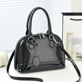 Borsa a cupola nera minimalista con motivo a coccodrillo lucido, borsa a tracolla capiente - Nero